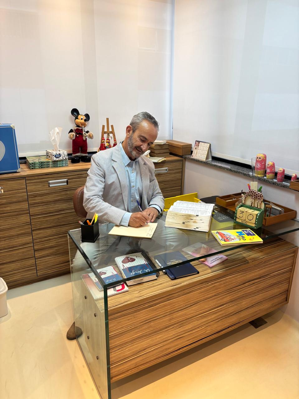 Dr. Jorge Kfouri em momento profissional, demonstrando experiência em pediatria homeopática