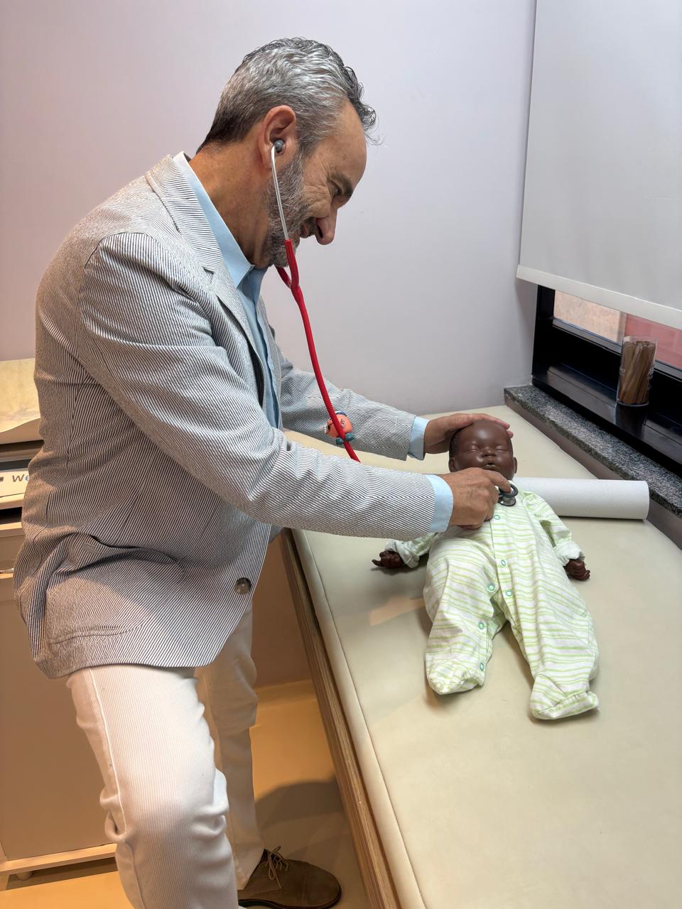 Dr. Jorge Kfouri explicando abordagem holística da homeopatia para tratamento infantil integral